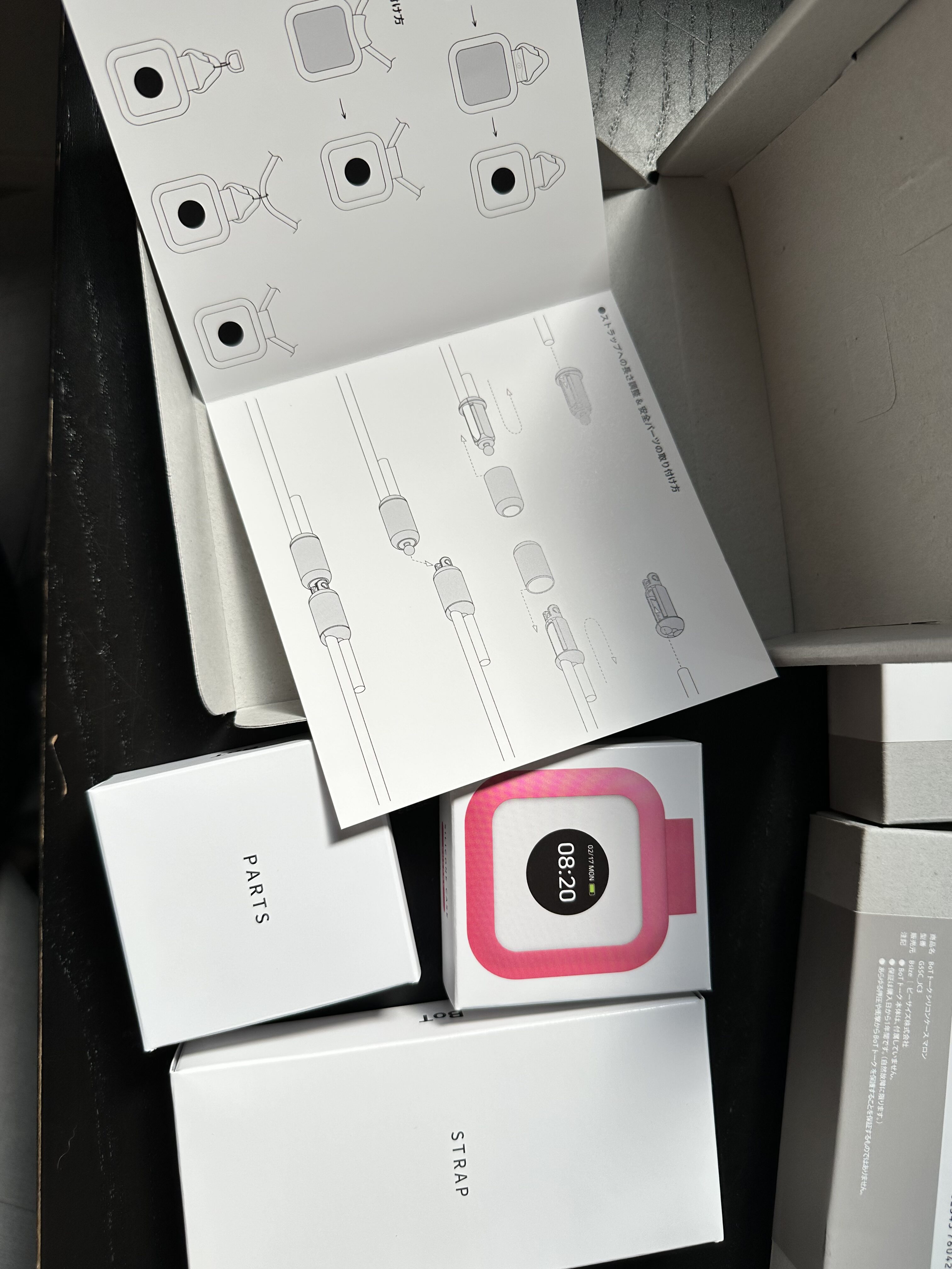 親子が笑顔で歩いているイメージ