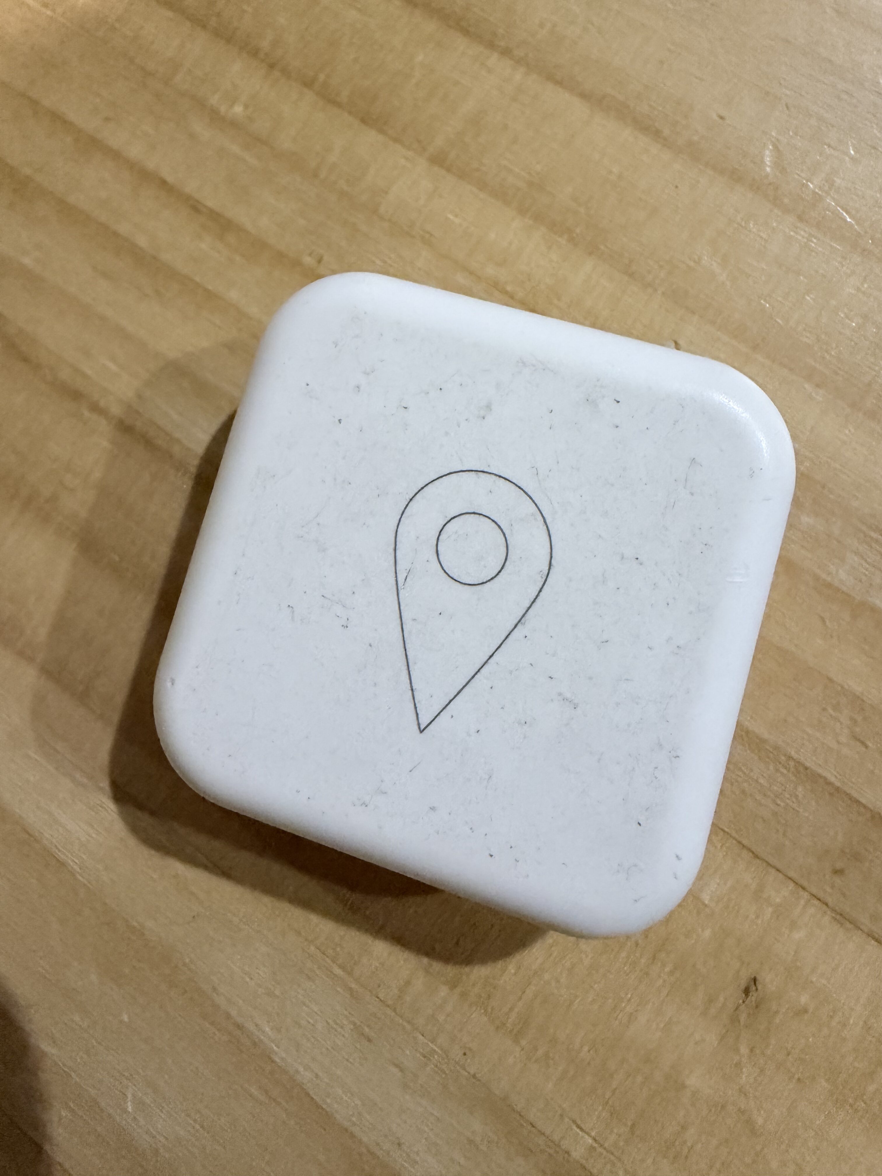 スマホでGPSアプリを確認しているイメージ