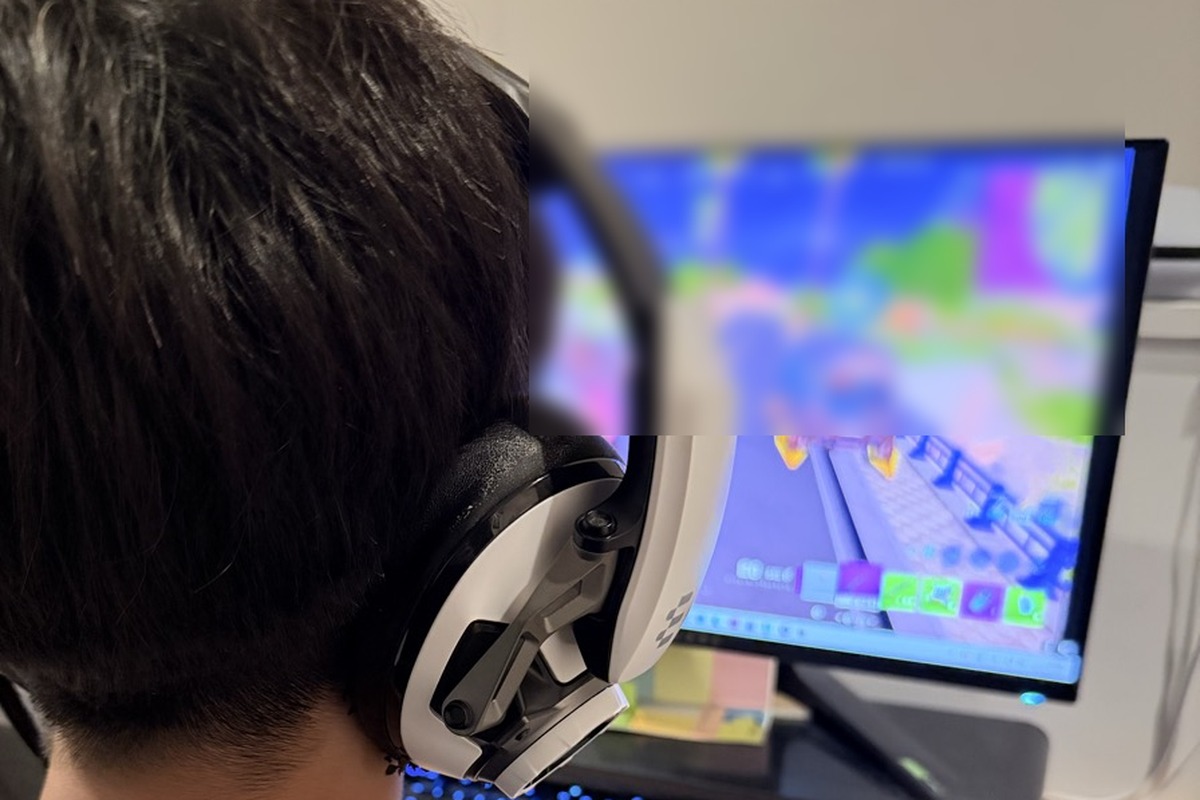 ヘッドセットをつけてゲームに集中する後ろ姿