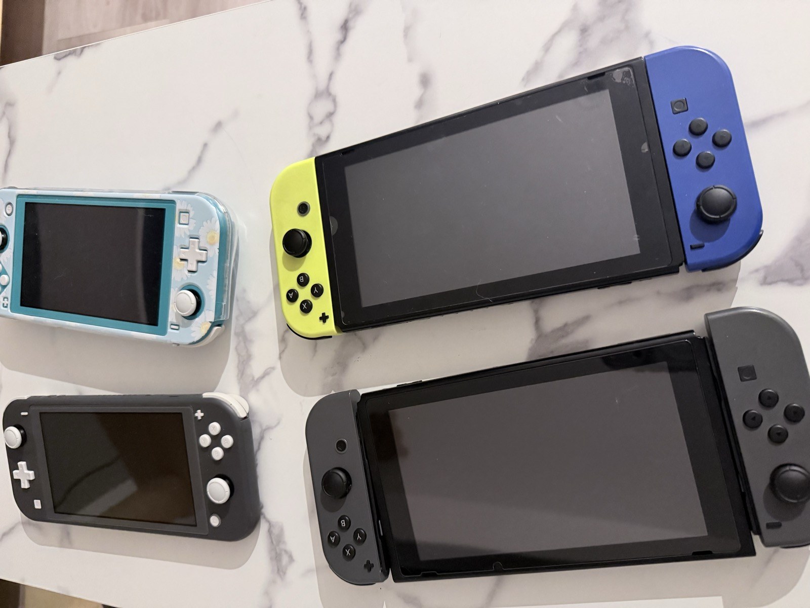 Switch通常モデル2台とSwitch Lite2台を並べた写真