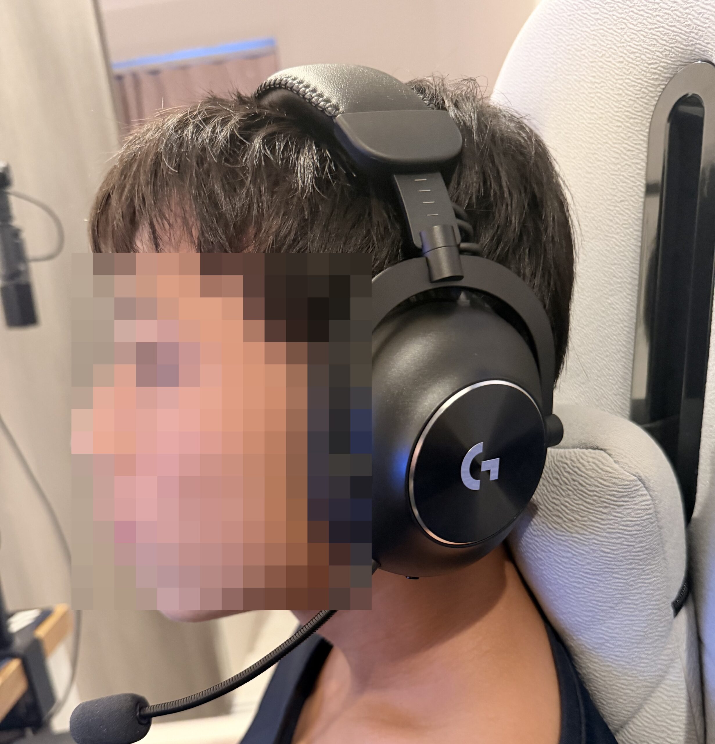 息子がLogicool G PRO X 2 LIGHTSPEEDを装着した様子