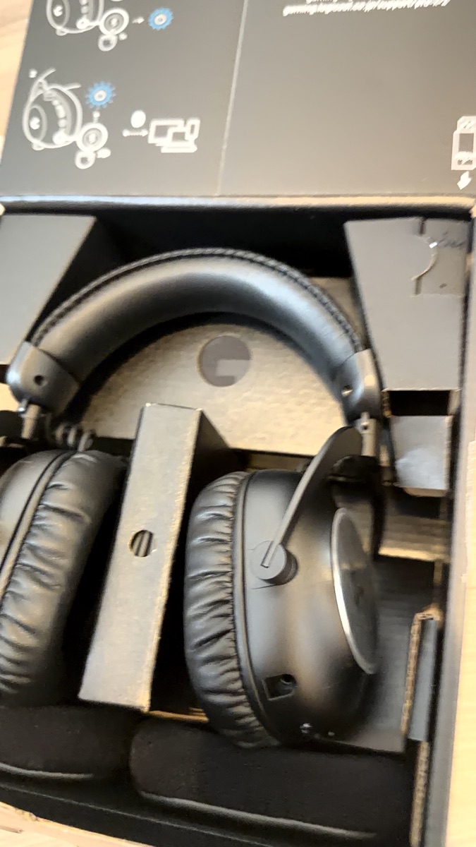 Logicool G PRO X 2 箱の中の本体全体