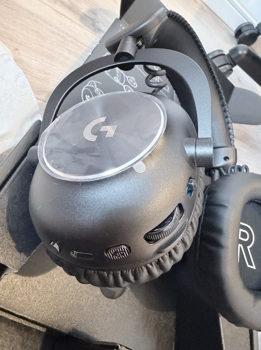 Logicool G PRO X 2 イヤーカップと操作ボタン