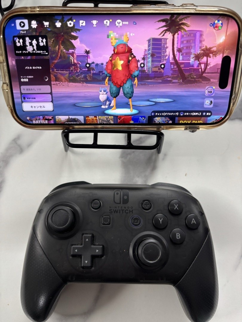 iPhoneにSwitch用コントローラーをつないでフォートナイトを遊んでいる様子