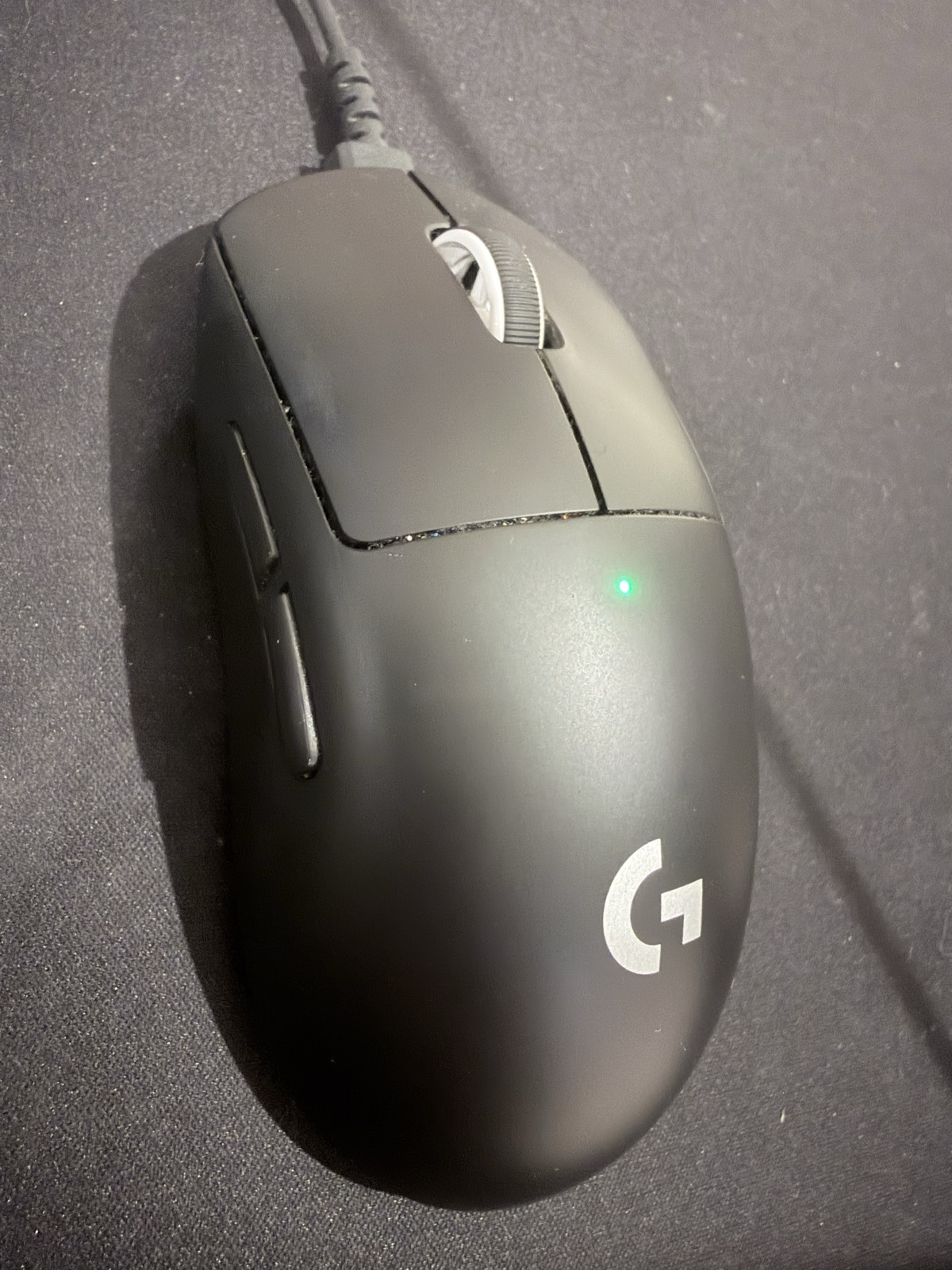 Logicool G PRO X SUPERLIGHT本体表面。充電中の緑LED