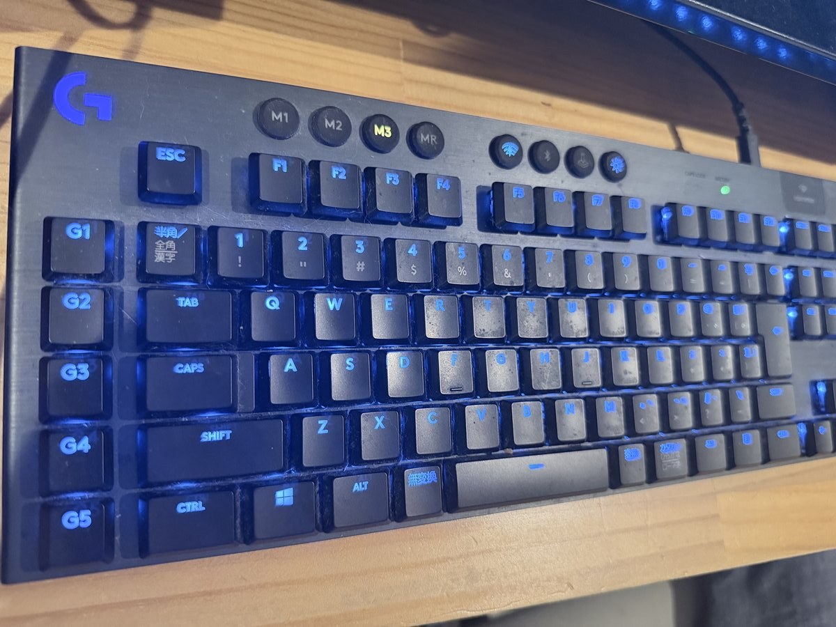 ロジクールG913の全体。左端にG1からG5のマクロキー、上部にM1からM3の切り替えキーが並ぶ