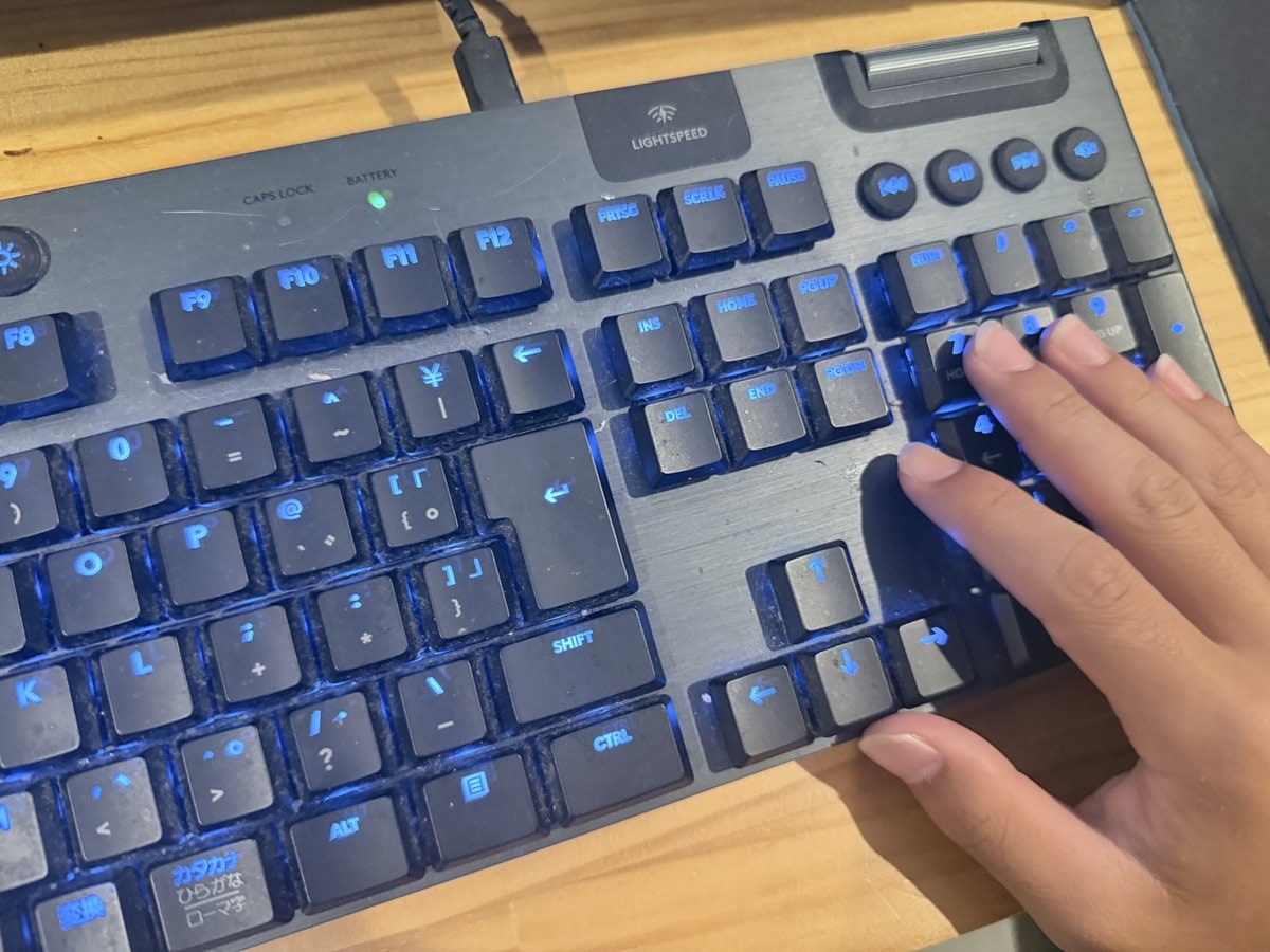 G913を斜めから。薄型ロープロファイルでキーが低い