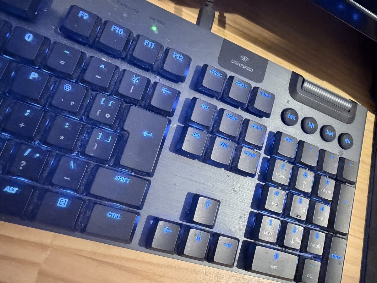G913の右側。メディアキーと音量ローラー、緑に光るバッテリーランプ
