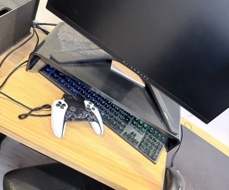 わが家のパソコン用テーブル。モニター・キーボード・コントローラーが置いてある