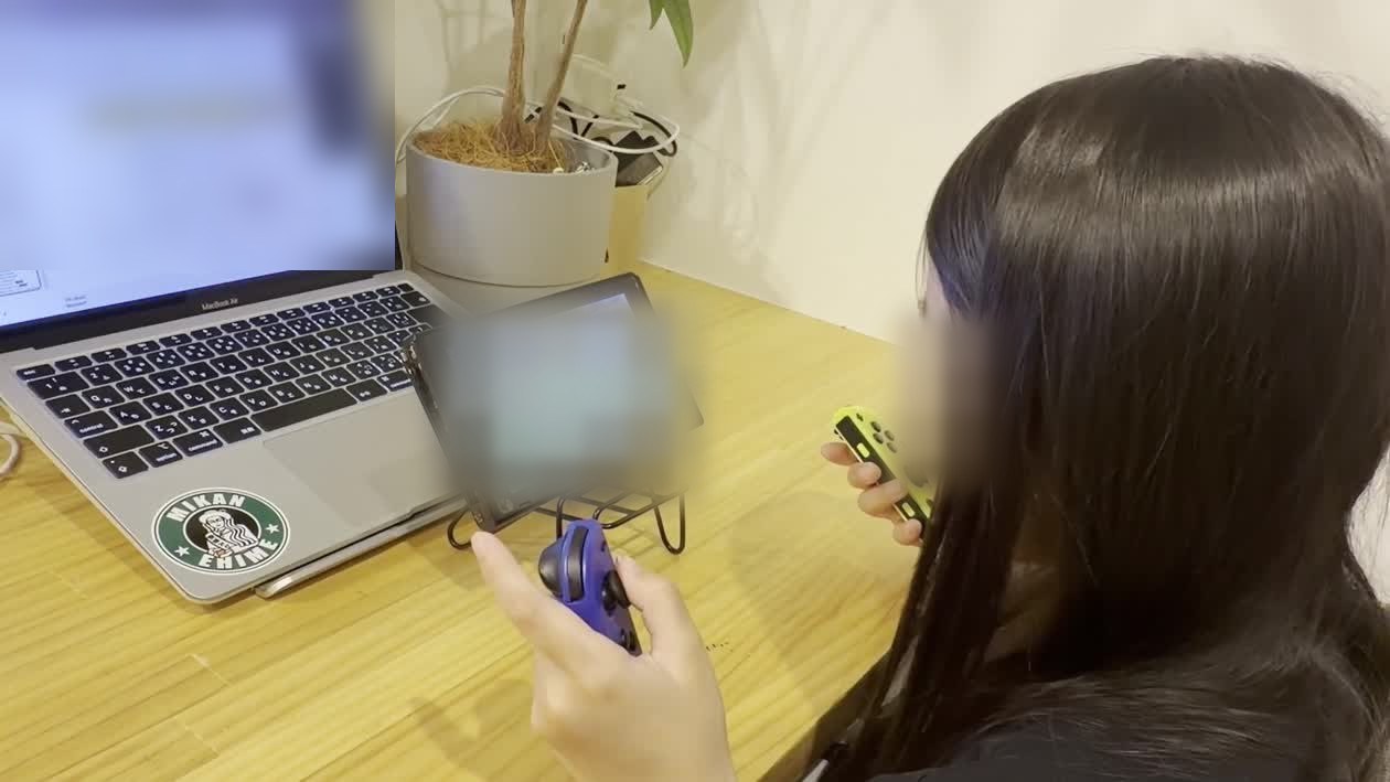 数えながらブロックを置く場面でSwitchを見つめる小2の娘(顔とゲーム画面はぼかしています)