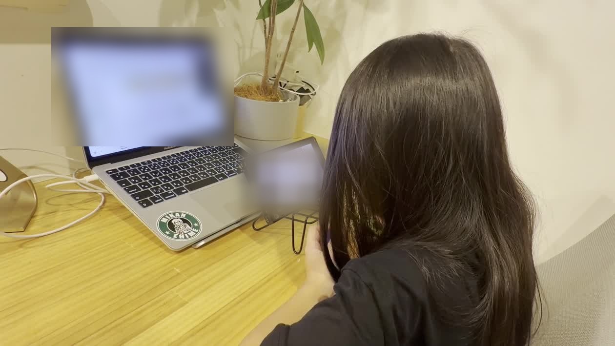 コーチの声を聞きながら考えている娘の後ろ姿(画面はぼかしています)