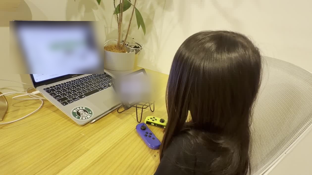 娘の取材体験の机の上。パソコンのテキストとSwitchを見ながら進めた(ゲーム画面はぼかしています)